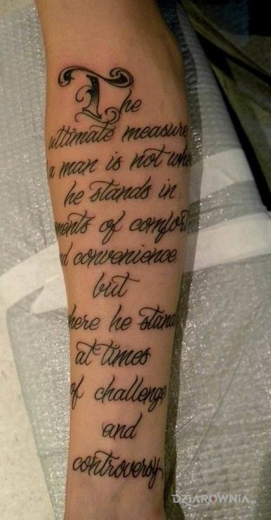 Tatuaż duży tekst w motywie napisy na przedramieniu