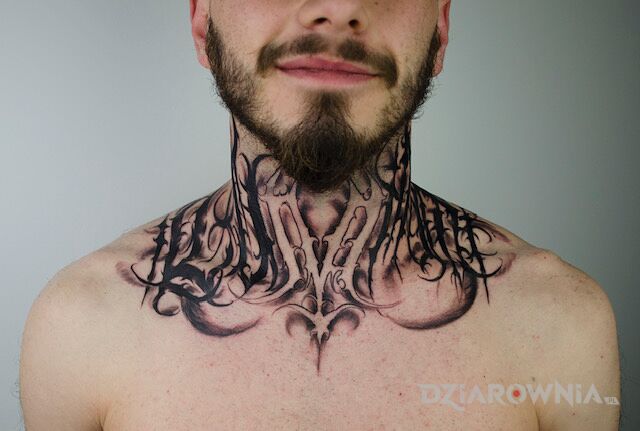 Tatuaż dark lettering w motywie czarno-szare na szyi