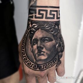 Tatuaż Apollo na dłoni motyw: czarno-szare styl: realistyczne