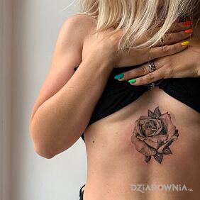 Tatuaż Róża pod piersiami (underboob) motyw: czarno-szare styl: realistyczne