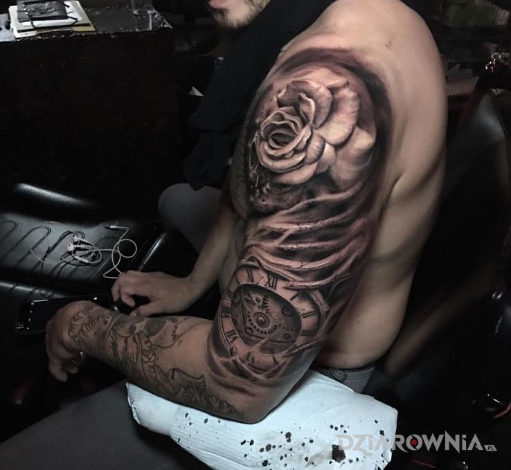 Tatuaż róża  zegar w motywie kwiaty i stylu realistyczne na ramieniu