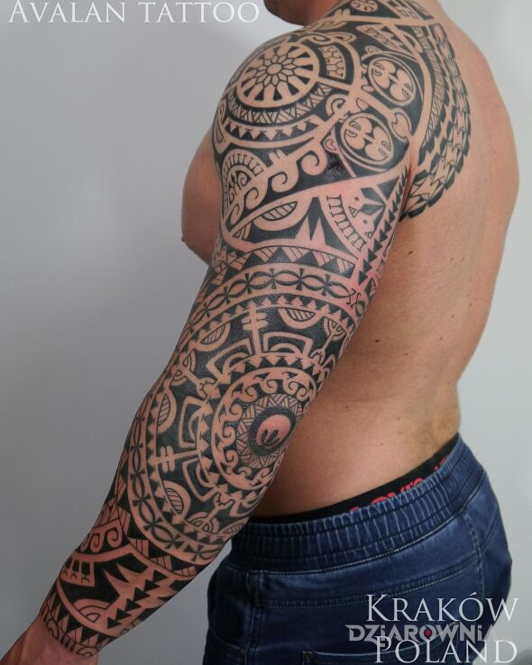 Tatuaż mix polinezyjski w motywie pozostałe i stylu polinezyjskie na łokciu