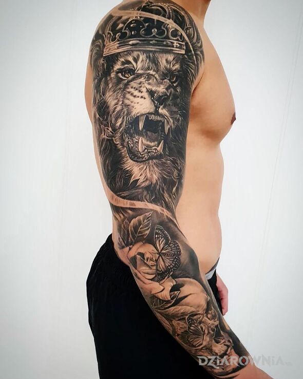 Tatuaż big lew w motywie zwierzęta i stylu realistyczne na ramieniu