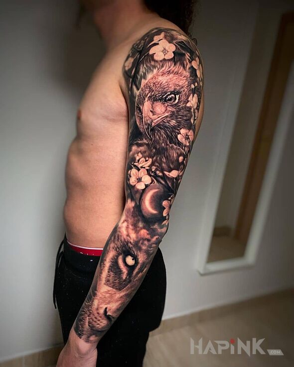 Tattoo Ptak a naokolo kwiaty in animals motif and realistic style on the upper arm