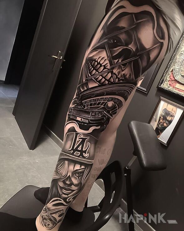 Tattoo Zycie na streecie in skulls motif and chicano style on the leg