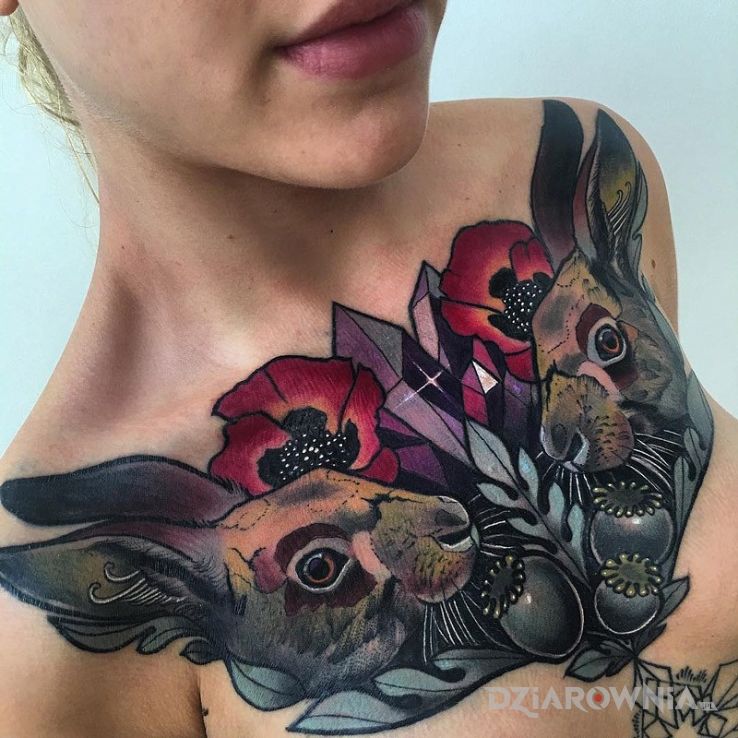 Tatuaż dwa zające w motywie kwiaty na klatce