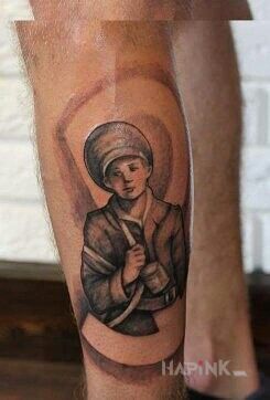 Tattoo Pierwszy nie ostatni in patriotic motif on the calf