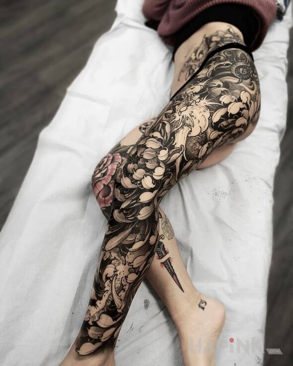 Tattoo Chryzantemy na całej długości nogi in flowers motif and realistic style on the thigh