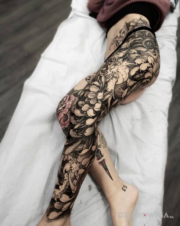 Tatuaż chryzantemy na całej długości nogi w motywie florystyczne i stylu realistyczne na pośladkach