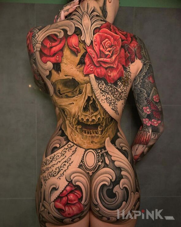 Tattoo Ubranie z tatuaży 😀 in 3D motif and realistic style on the back