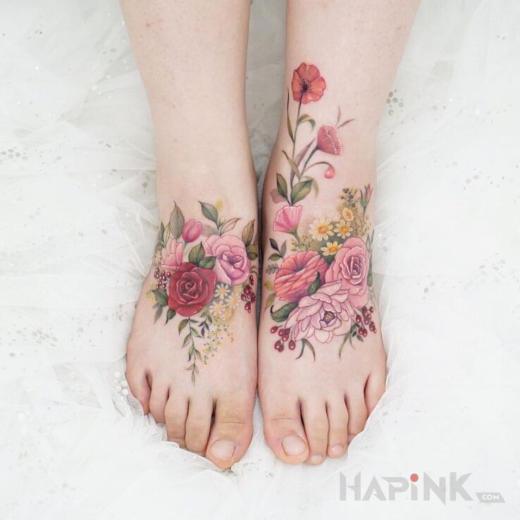 Tattoo Kwiatowe stopy in floral motif and realistic style on the foot