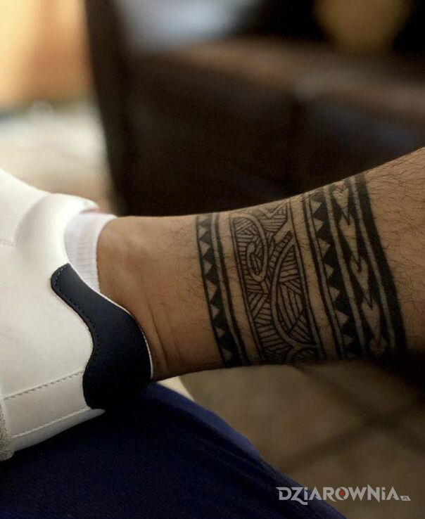 Tatuaż  polinezyjski opowiadający część życia w którym nastąpił zwrot w motywie anatomiczne i stylu polinezyjskie przy kostce