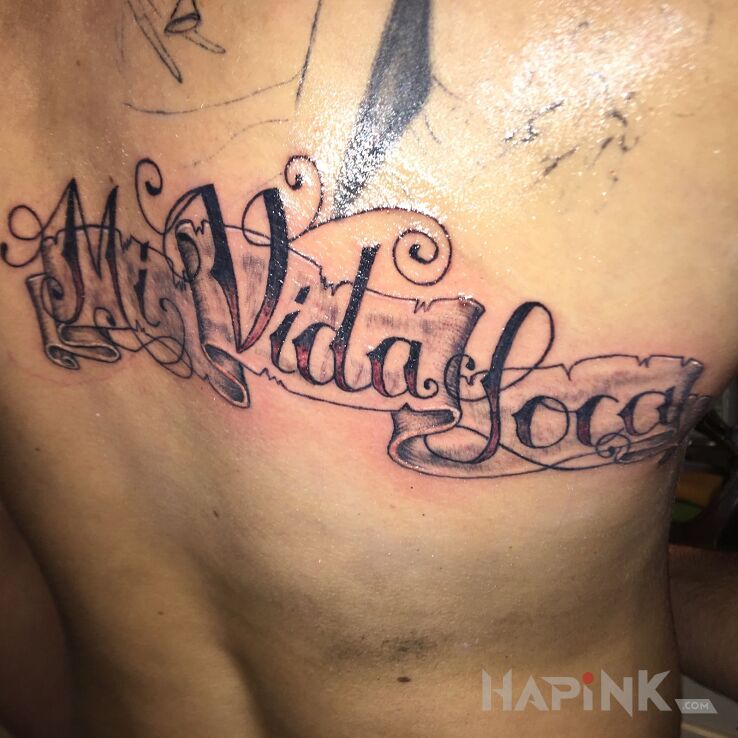 Tattoo Mi vida loca in lettering motif on the back