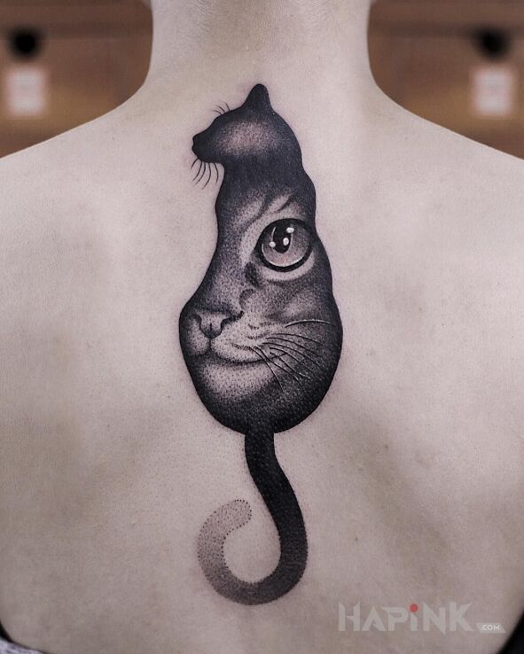 Tattoo Koci tatuaż in black and gray motif and realistic style on the back