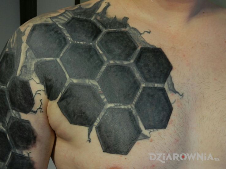 Tatuaż geometria w motywie cover up i stylu blackwork / blackout na ramieniu