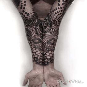 Tatuaż Dojrzyj twarz na bicepsie motyw: twarze styl: geometryczne