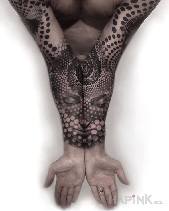 Tattoo Dojrzyj twarz in faces motif and geometric style on the forearm