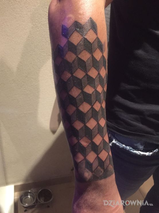 Tatuaż cover up w motywie pozostałe na nadgarstku