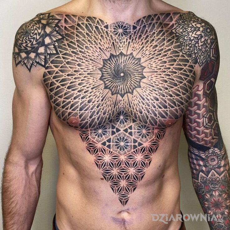 Tatuaż równość 100 w motywie czarno-szare i stylu geometryczne na brzuchu