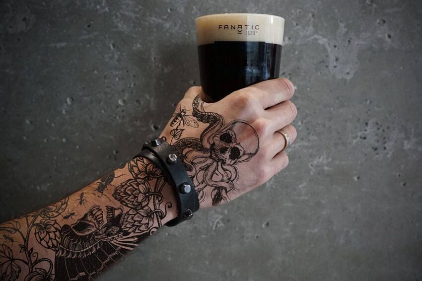 ręka w tatuażach z piwem