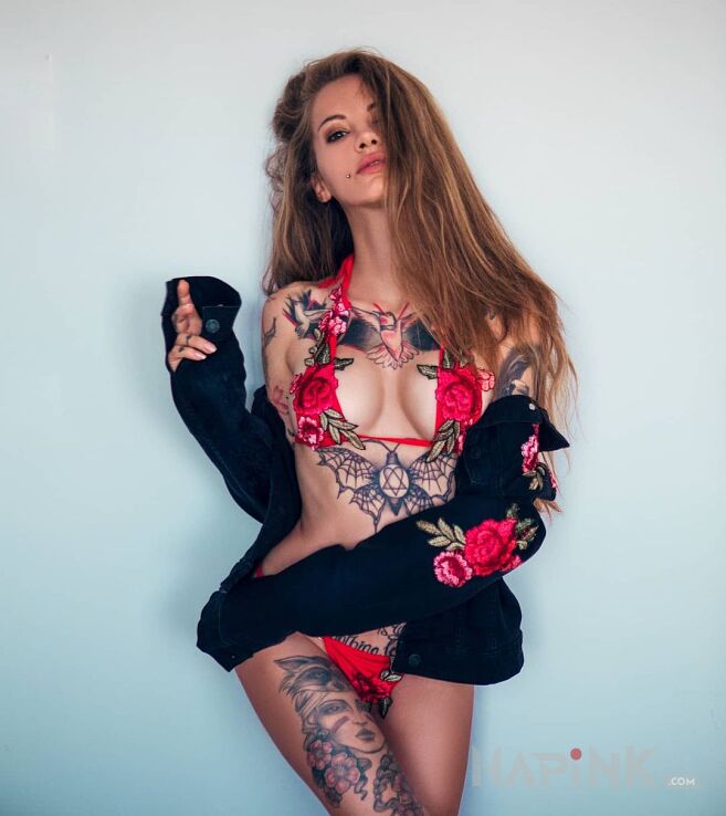 Tattoo W czerwone roze in black and gray motif and graphic / illustrative style on the chest