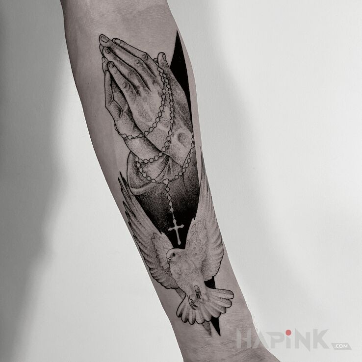 Tattoo Modlitwa / Różaniec / Gołąb in religious motif and graphic / illustrative style on the forearm