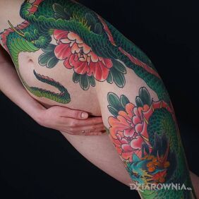 Tatuaż Zielony chiński smok na nodze motyw: kwiaty styl: japońskie / irezumi