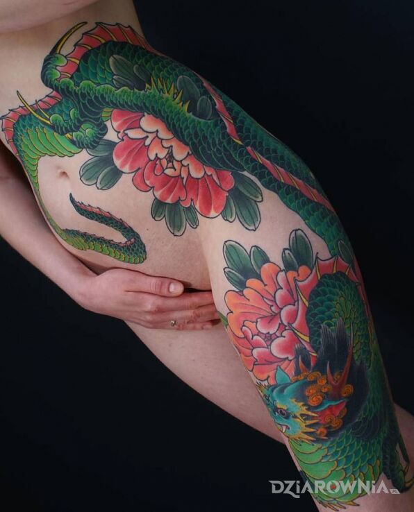 Tatuaż zielony chiński smok w motywie smoki i stylu japońskie / irezumi na brzuchu