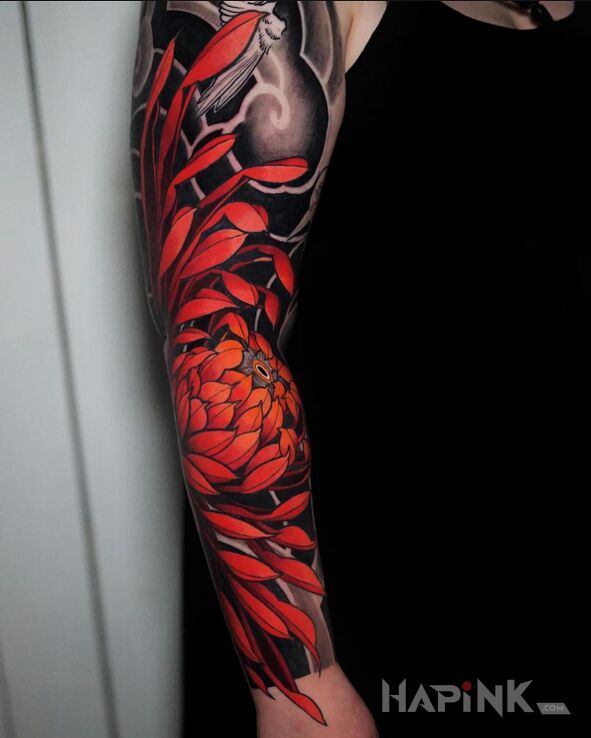 Tattoo Czerwona chryzantema in sleeves motif and japanese / irezumi style on the upper arm