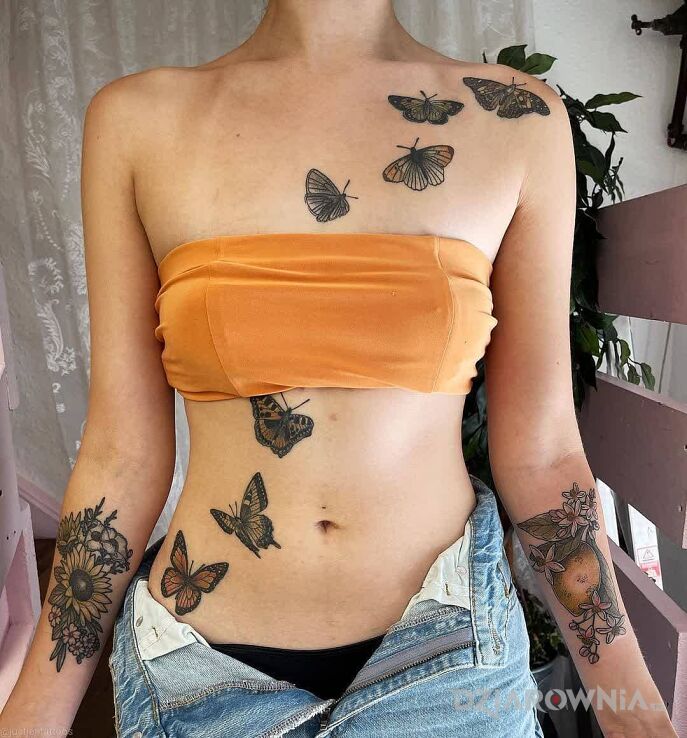 Tatuaż motyle fruwające na torsie w motywie kwiaty i stylu realistyczne na przedramieniu