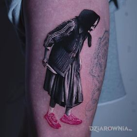 Tatuaż Babka z nożem na nodze motyw: czarno-szare styl: realistyczne