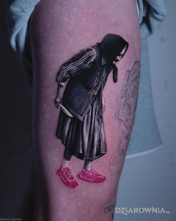 Tatuaż babka z nożem w motywie postacie i stylu realistyczne na nodze