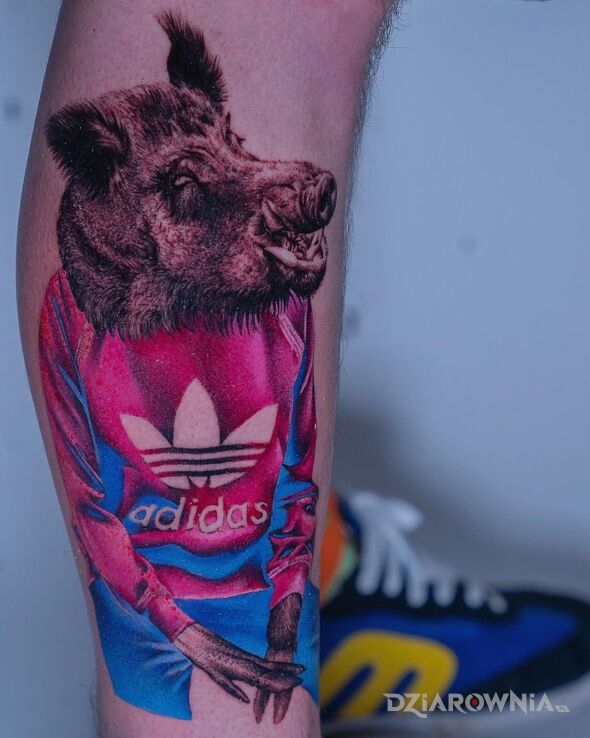 Tatuaż nie taki dziki dzik w motywie śmieszne i stylu realistyczne na nodze