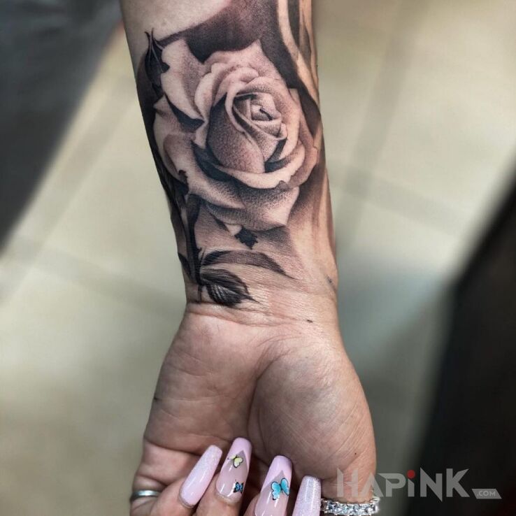 Tattoo Szara róża in 3D motif and realistic style on the wrist