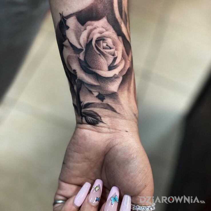 Tatuaż szara róża w motywie czarno-szare i stylu realistyczne na nadgarstku