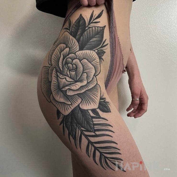 Tattoo Wielgachna róża in black and gray motif and graphic / illustrative style on the hip