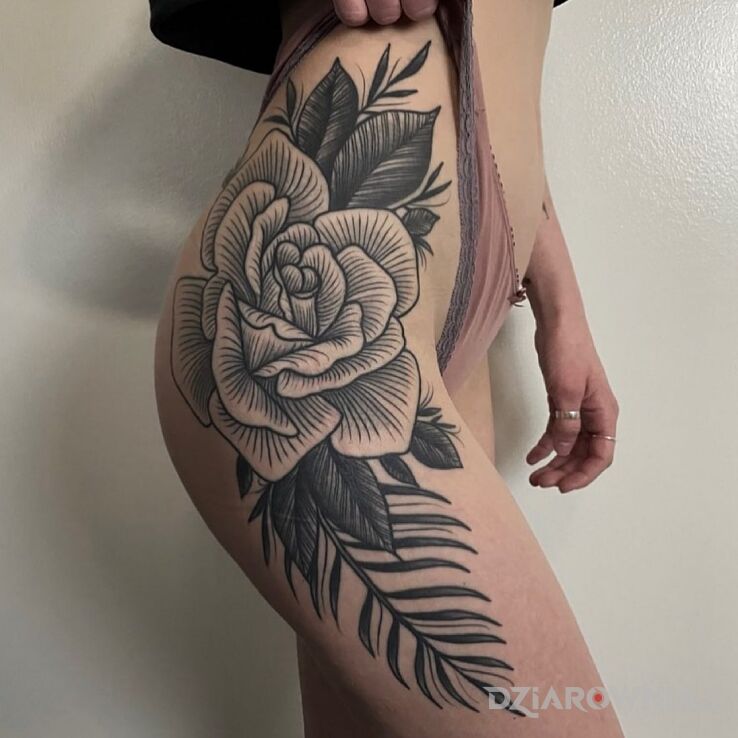 Tatuaż wielgachna róża w motywie florystyczne i stylu graficzne / ilustracyjne na udzie