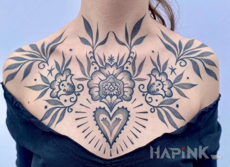 Tattoo Folklorowe akcenty in flowers motif and dotwork style on the collarbone