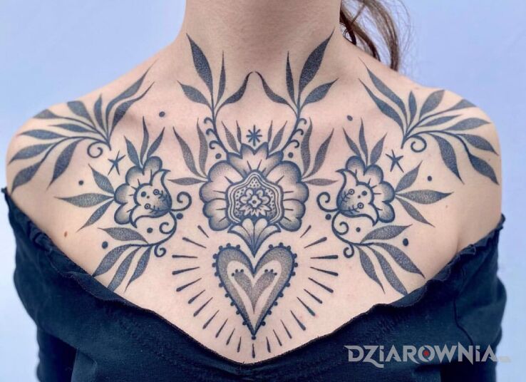 Tatuaż folklorowe akcenty w motywie kwiaty i stylu dotwork na obojczyku
