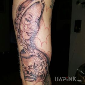 Tattoo A clown and a woman on the upper arm motif: characters