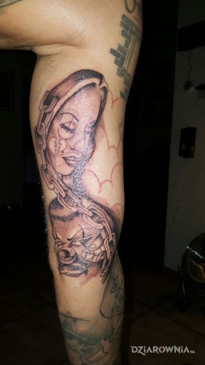 Tatuaż klaun i kobieta w motywie postacie na ramieniu