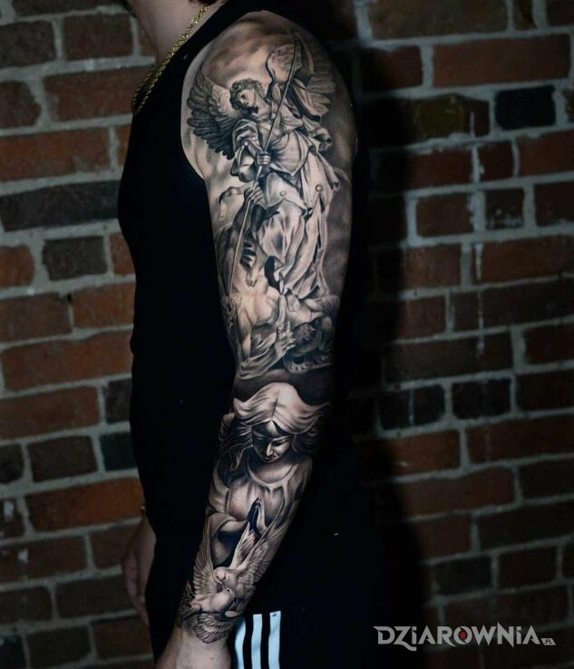 Tatuaż archanioł gabriel w motywie czarno-szare i stylu realistyczne na ręce