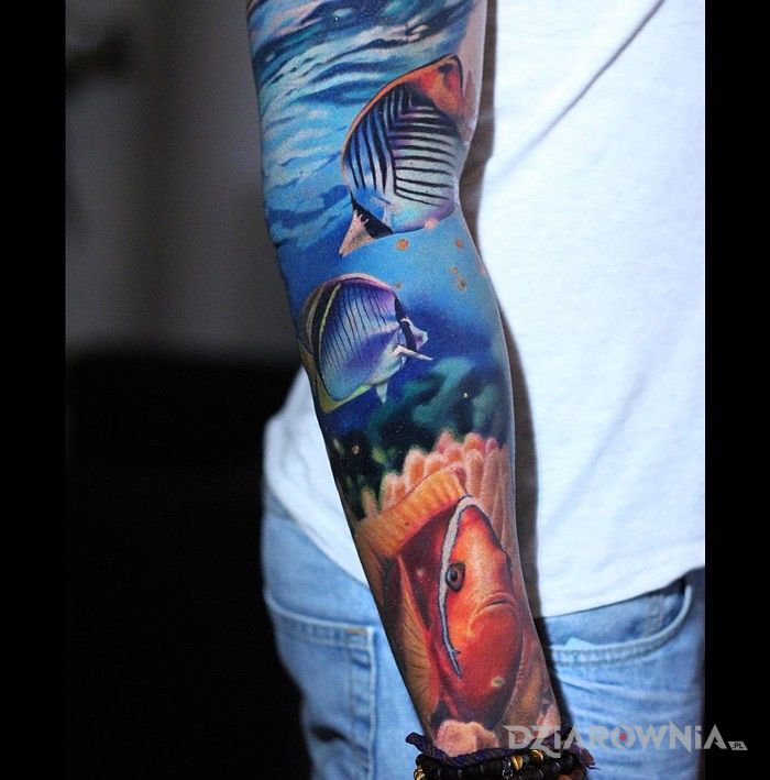 Tatuaż realistyczny rękaw z rybkami w motywie rękawy i stylu realistyczne na ramieniu