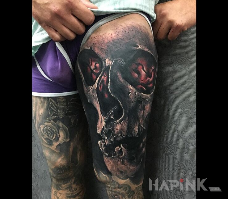Tattoo Wielka czacha in 3D motif and realistic style on the leg