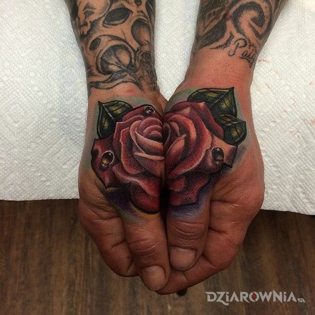 Tatuaż róża na dłoni w motywie kwiaty na dłoni