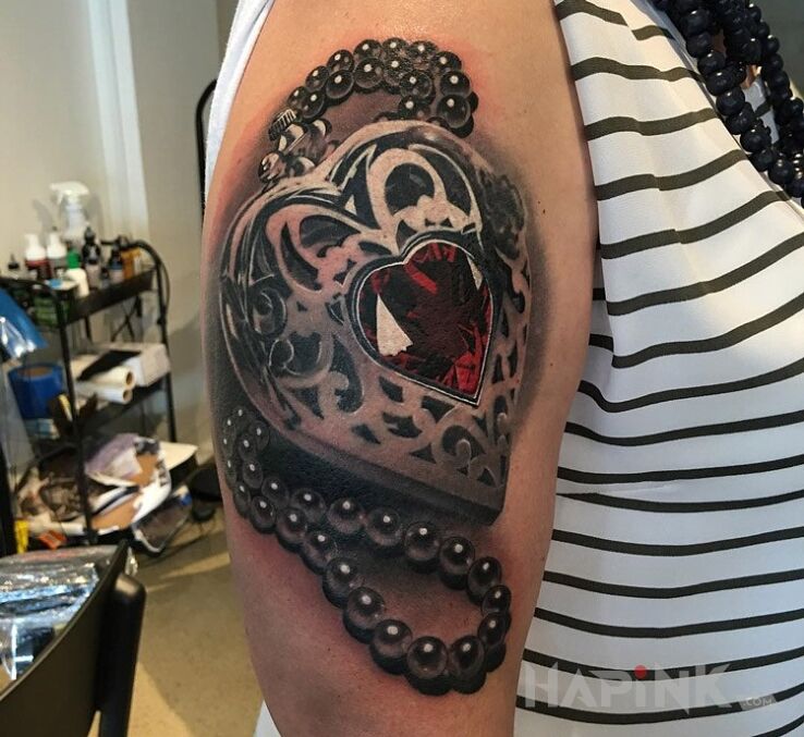 Tattoo Fajny naszynk in 3D motif on the upper arm