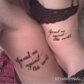 Tatuaż You and me against the world na żebrach motyw: napisy