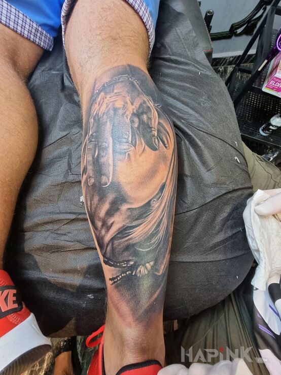 Tattoo Noga prawa in faces motif and realistic style on the leg