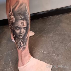 Tatuaż Valkiria with Scorpio na łydce motyw: znaki zodiaku styl: realistyczne