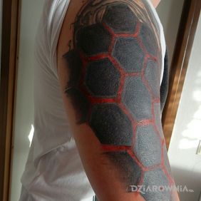 Tatuaż Geometria ciag salszy :) na ramieniu motyw: cover up styl: geometryczne